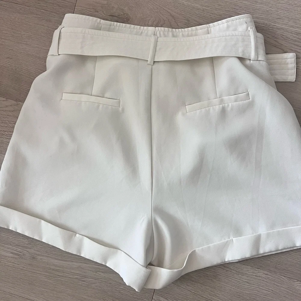 Elegant White Women's Shorts with Belt - Picture 10 of 12